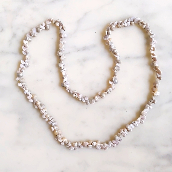 RARE! NWOT. Vintage Hawiian Umboniun Sea Shell Lei Necklace. - Picture 3 of 4